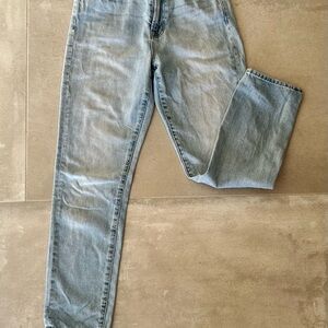 Madewell Women’s Faded Blue Straight Jeans